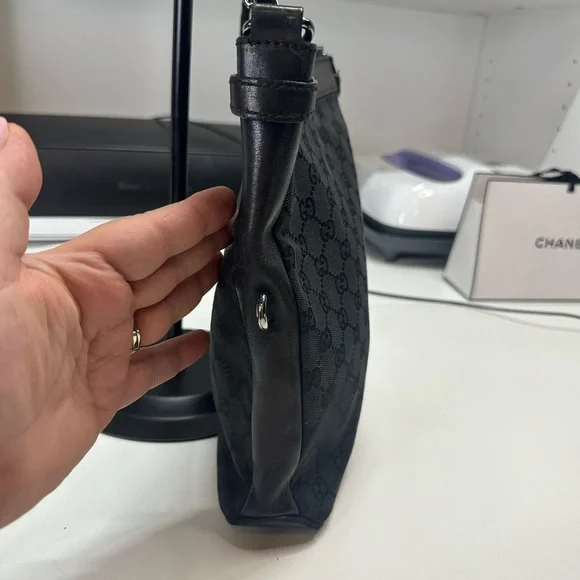 Gucci Black Crossbody Bag with Adjustable Strap and Minimalist Design - Picture 3 of 13